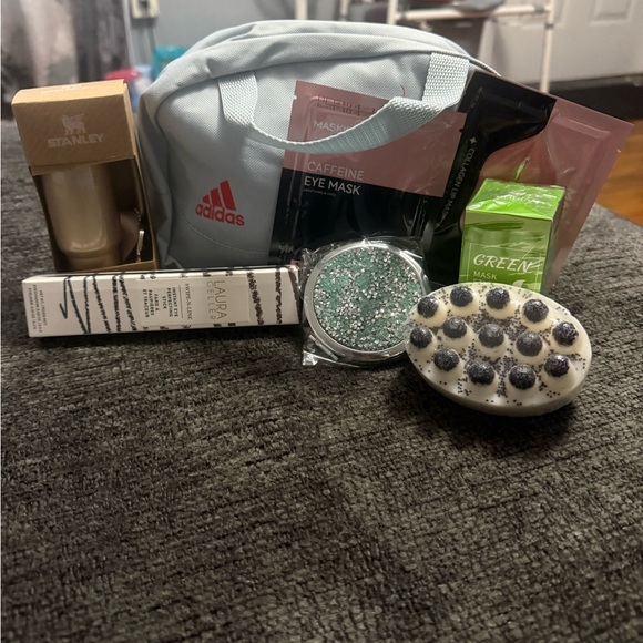 ✨ Beauty Bundle Adidas Bag + Stanley Keychain + Masks + Laura Geller ✨ - Picture 12 of 16